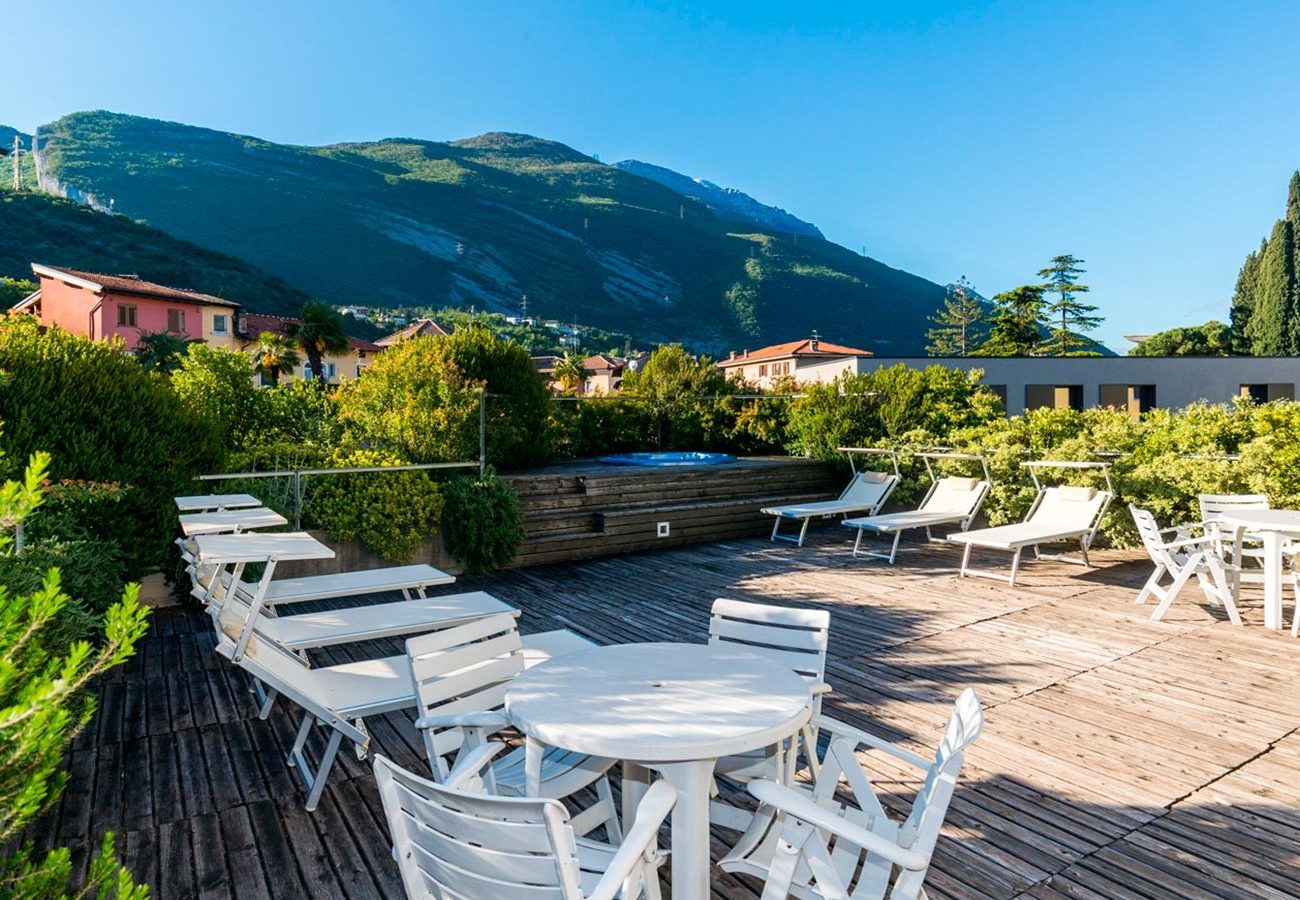 terrazzo con sdraio all'hotel caminetto