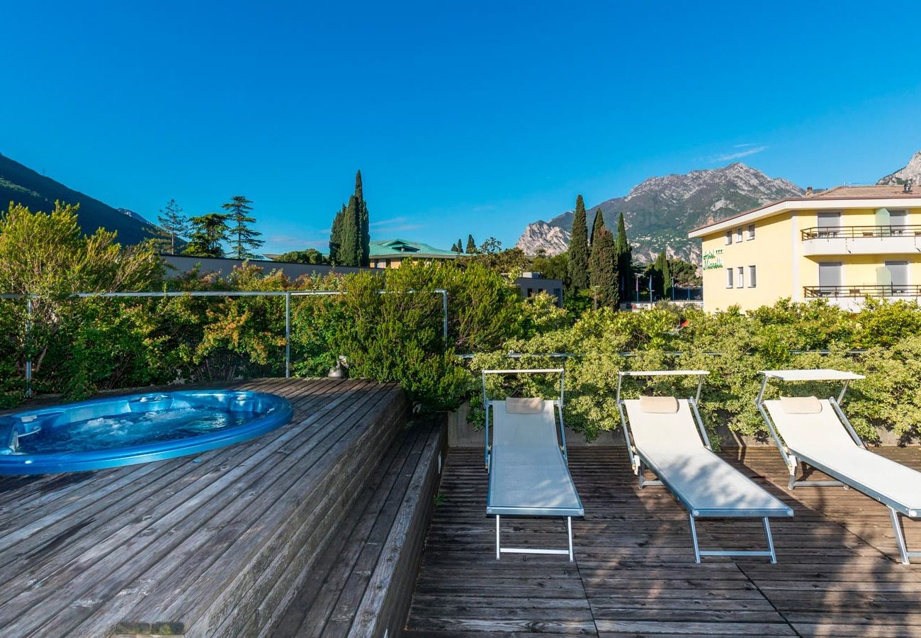 terrazzo con sdraio e idromassaggio all'hotel caminetto