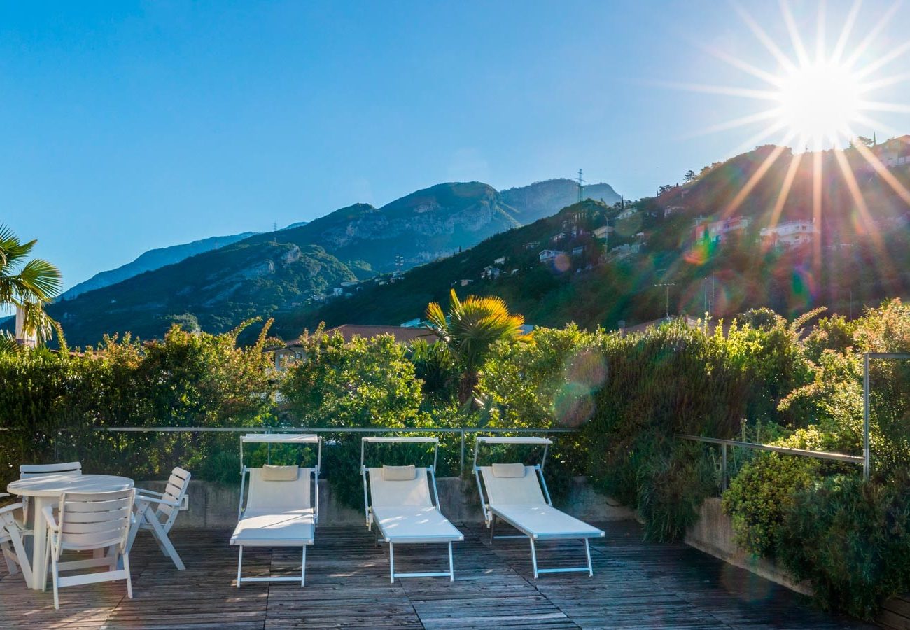 lettini prendisole in terrazzo all'hotel caminetto