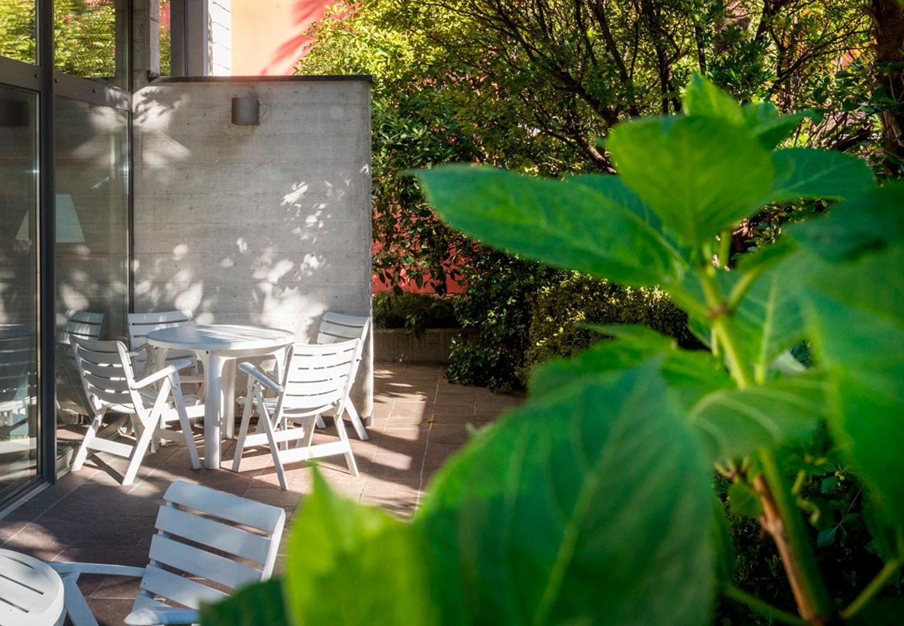 terrazzo esterno dell'Hotel Caminetto di Torbole sul Garda