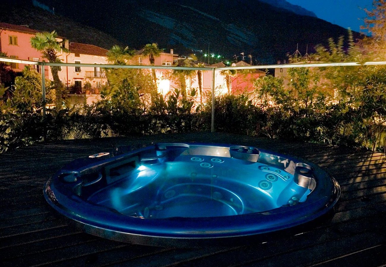 idromassaggio notturno all'hotel caminetto